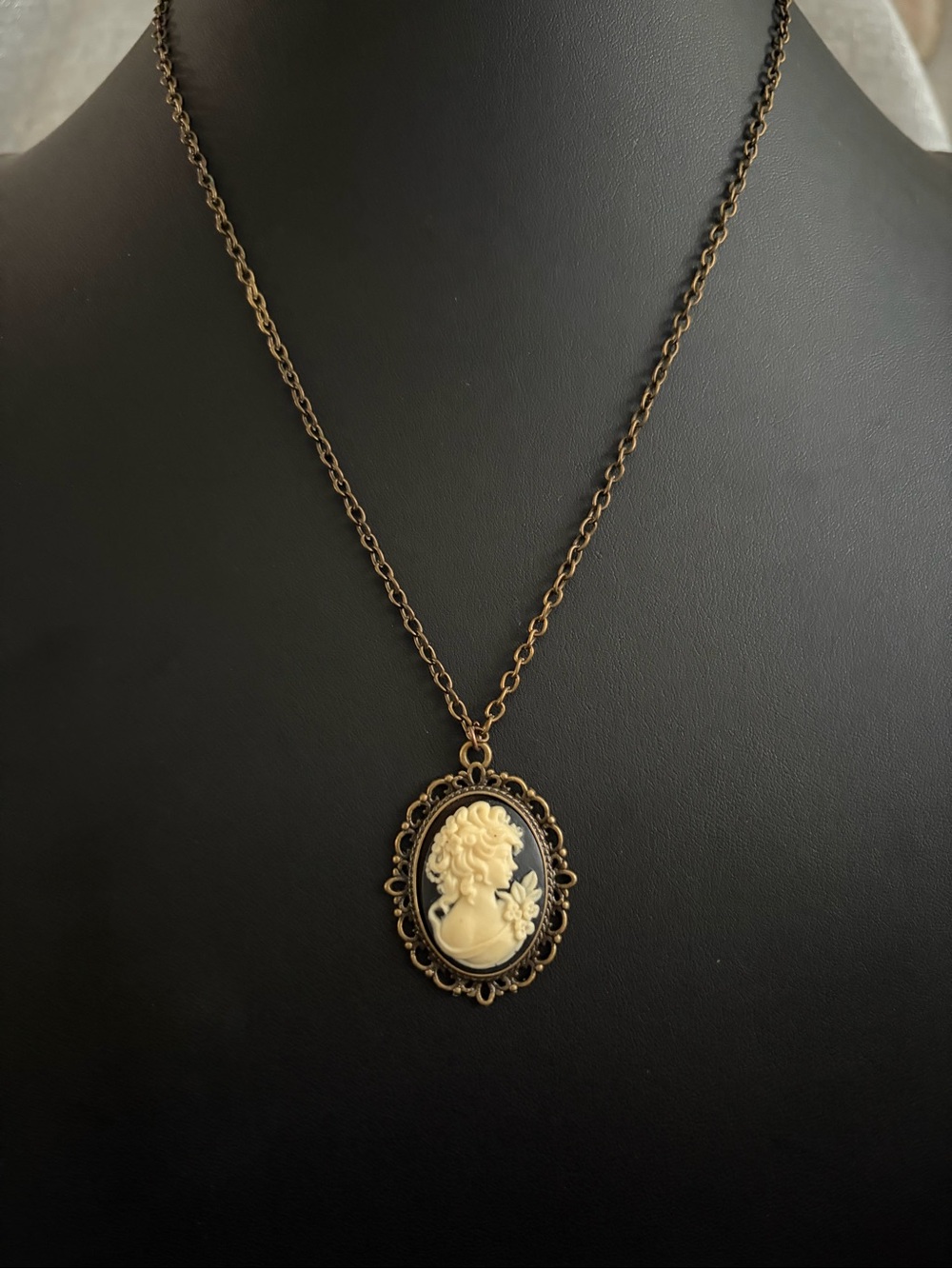 Vintage-Style Cameo Pendant Necklace - Gold and Cream